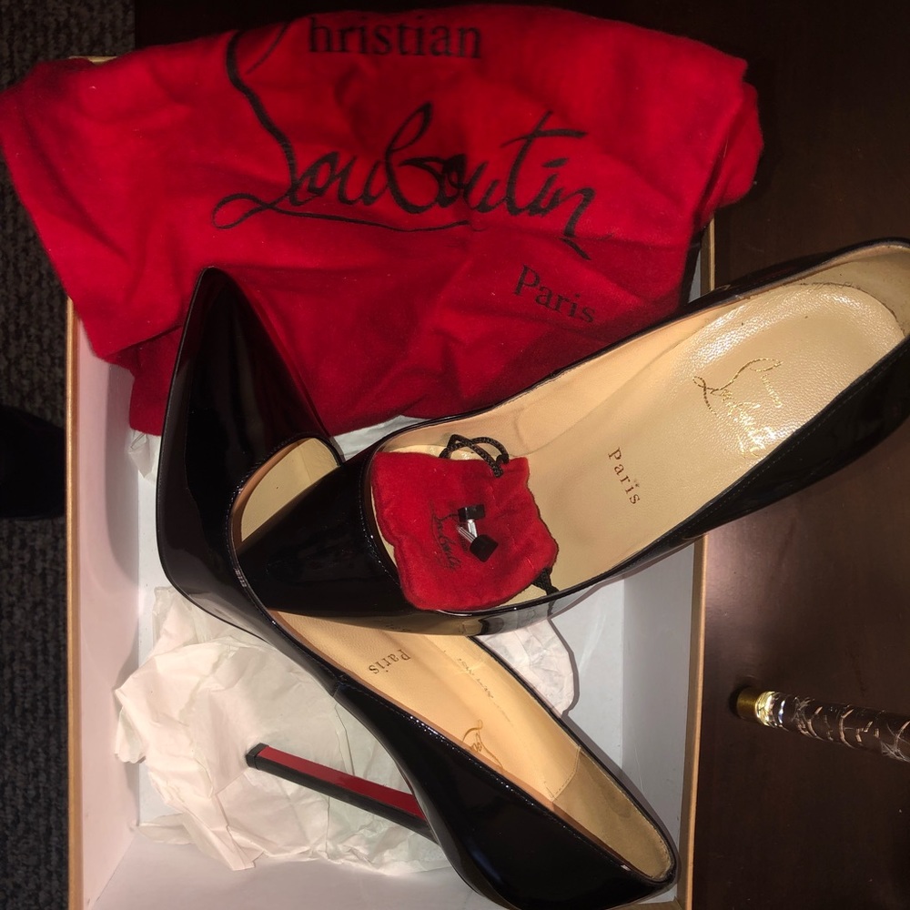 LikeNewBlackRedBottoms US &8.5/9 runs small EU40!